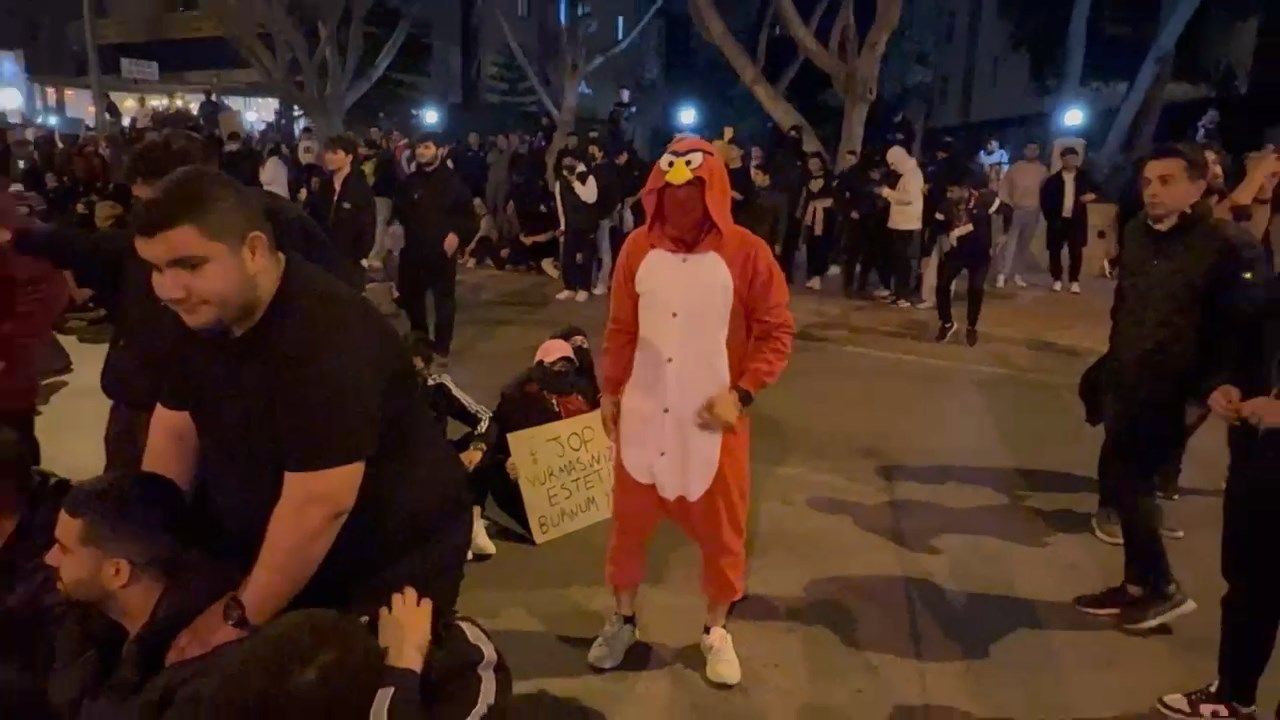 Ekrem İmamoğlu protestolarında Pikachu kostümlü gösterici gündem oldu 7