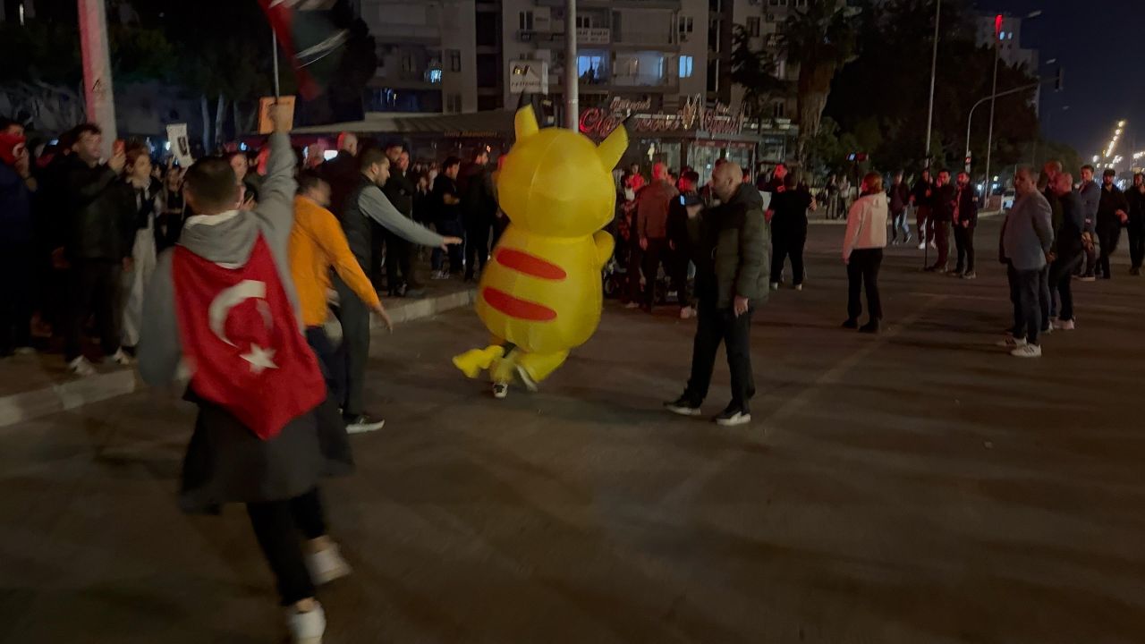 Ekrem İmamoğlu protestolarında Pikachu kostümlü gösterici gündem oldu 1