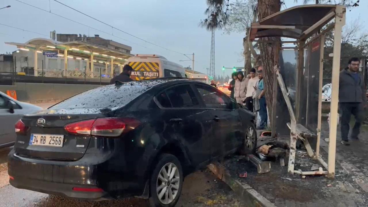 Bursa'da iftar vakti trafik faciası! Otomobil otobüs durağına daldı; 6 yaralı 2