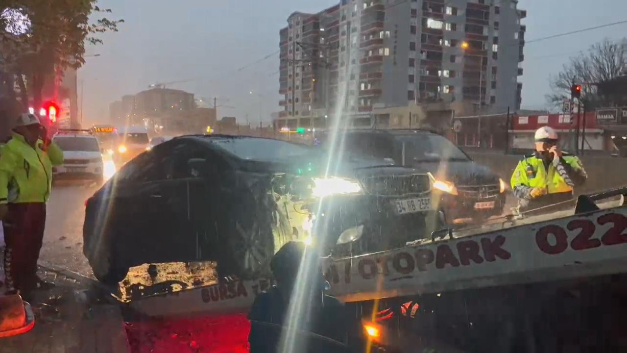 Bursa'da iftar vakti trafik faciası! Otomobil otobüs durağına daldı; 6 yaralı 4