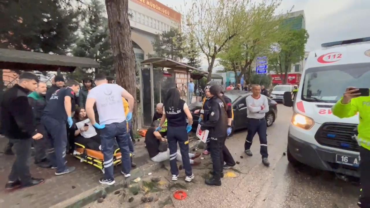 Bursa'da iftar vakti trafik faciası! Otomobil otobüs durağına daldı; 6 yaralı 5