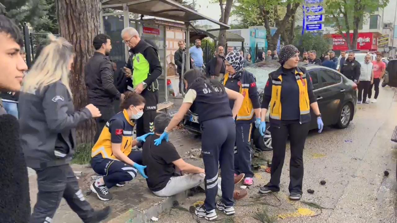 Bursa'da iftar vakti trafik faciası! Otomobil otobüs durağına daldı; 6 yaralı 6