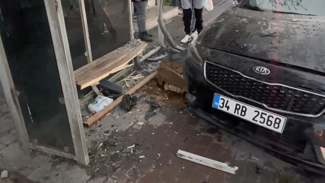 Bursa'da iftar vakti trafik faciası! Otomobil otobüs durağına daldı; 6 yaralı 7