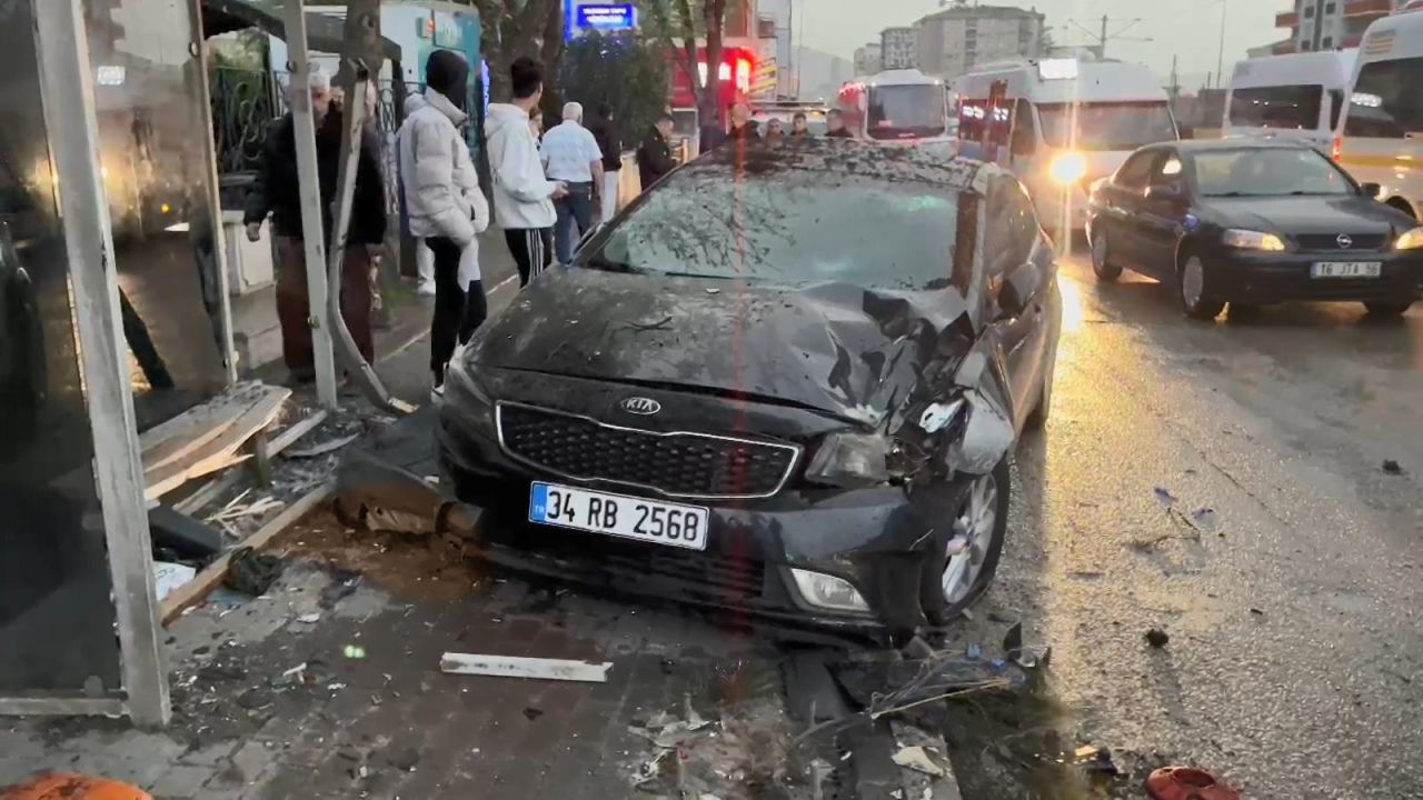 Bursa'da iftar vakti trafik faciası! Otomobil otobüs durağına daldı; 6 yaralı 1