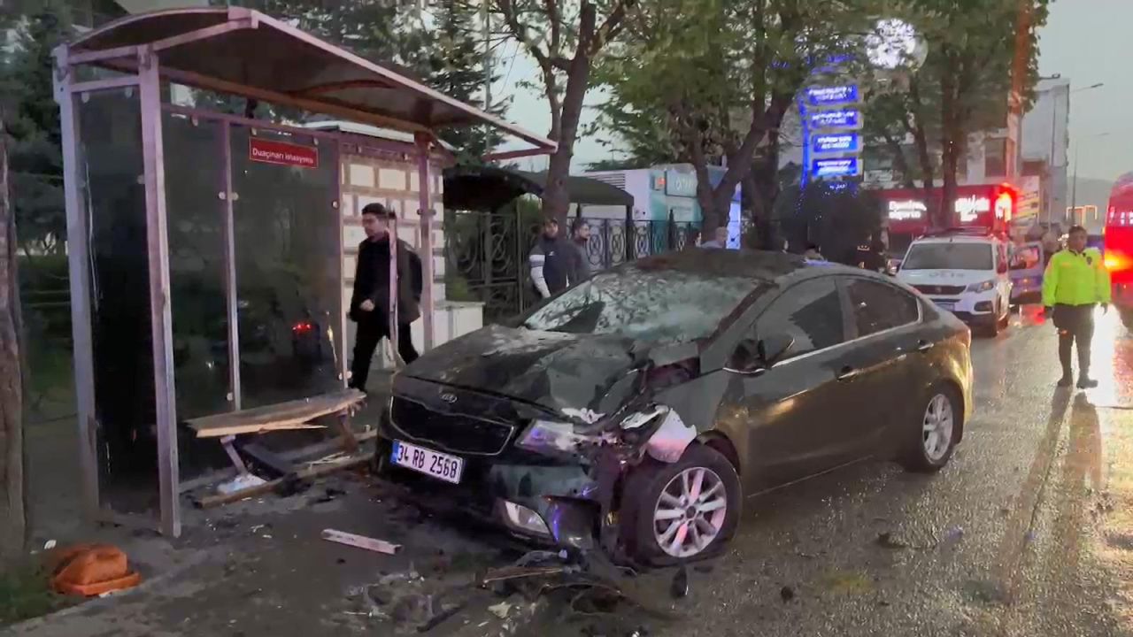 Bursa'da iftar vakti trafik faciası! Otomobil otobüs durağına daldı; 6 yaralı 3