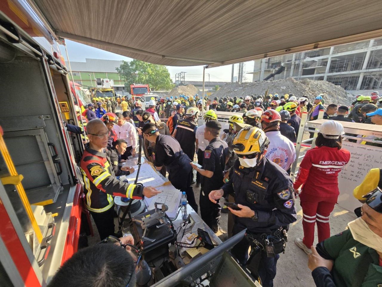 Myanmar'da on binlerce kayıp var; 1500 km uzakta binalar yıkıldı 2
