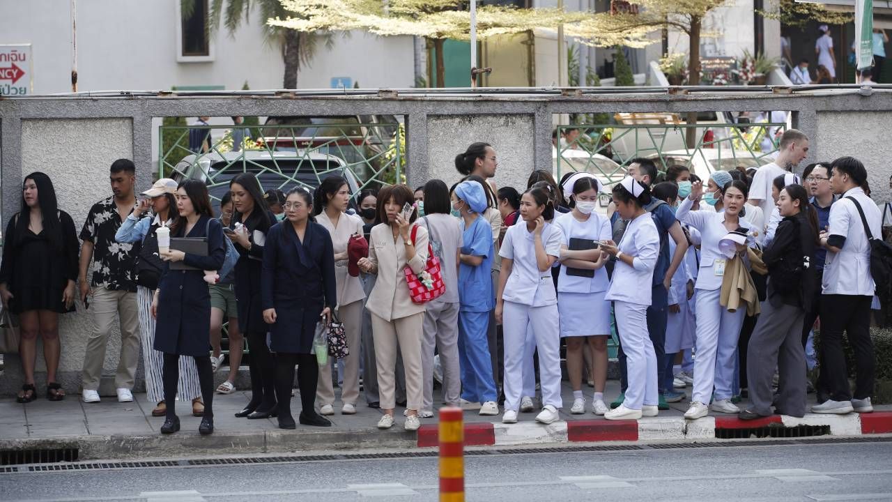 Myanmar'da on binlerce kayıp var; 1500 km uzakta binalar yıkıldı 7
