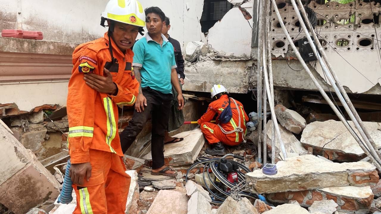 Myanmar'da on binlerce kayıp var; 1500 km uzakta binalar yıkıldı 5