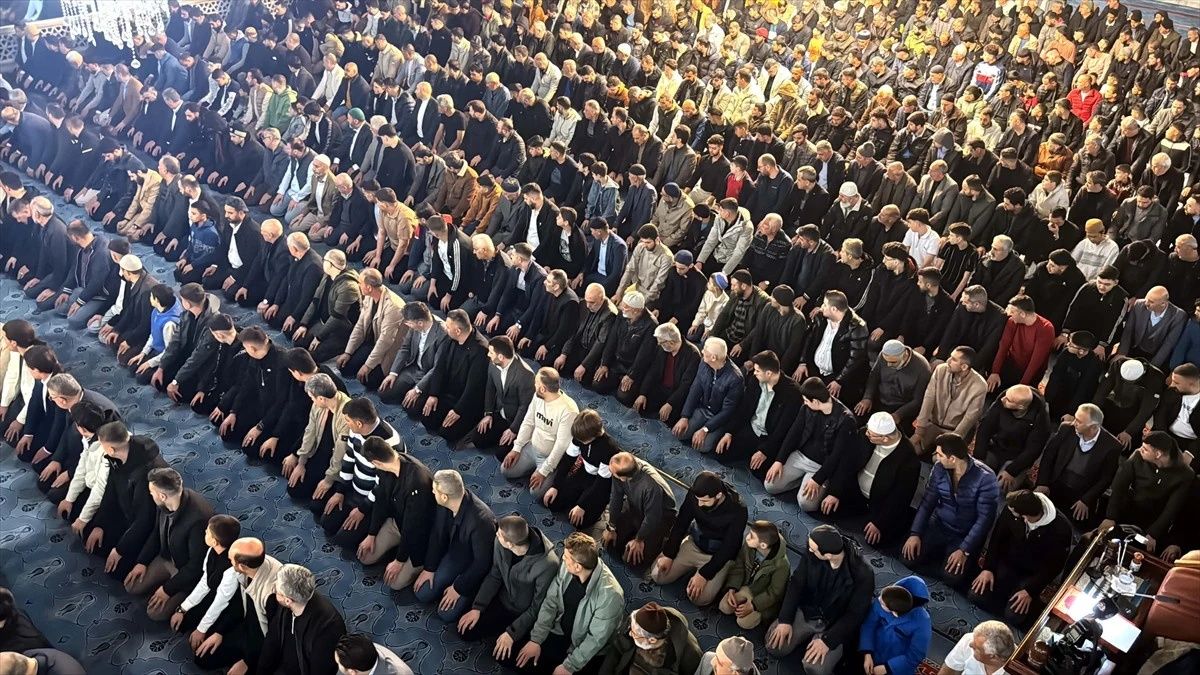 Ramazan Bayramı, Türkiye'nin her köşesinde coşkuyla karşılandı: Milyonlar camilerde buluştu... 19