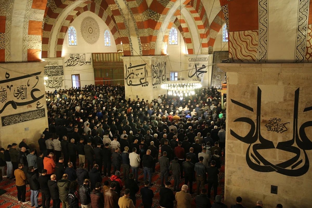 Ramazan Bayramı, Türkiye'nin her köşesinde coşkuyla karşılandı: Milyonlar camilerde buluştu... 3