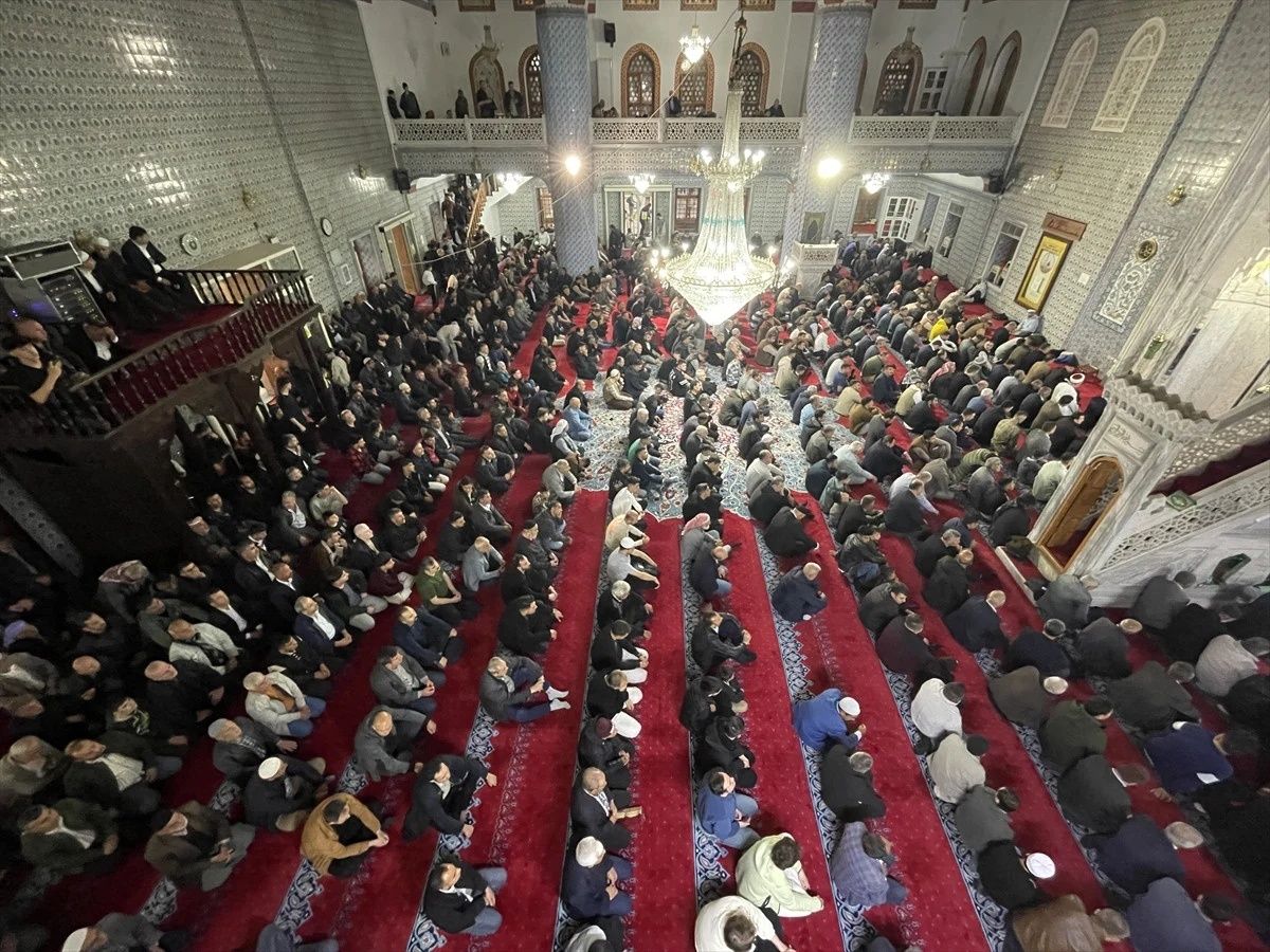 Ramazan Bayramı, Türkiye'nin her köşesinde coşkuyla karşılandı: Milyonlar camilerde buluştu... 24