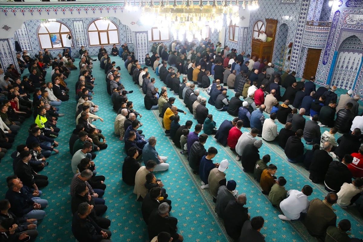 Ramazan Bayramı, Türkiye'nin her köşesinde coşkuyla karşılandı: Milyonlar camilerde buluştu... 11