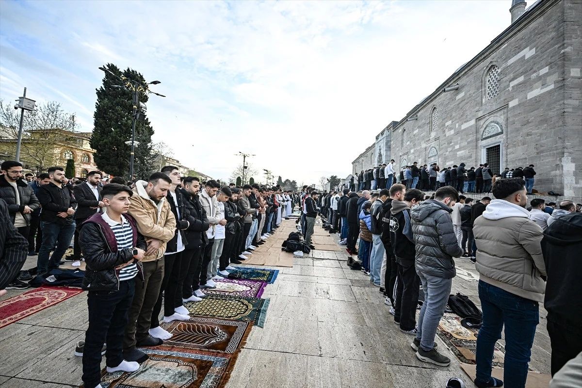 Ramazan Bayramı, Türkiye'nin her köşesinde coşkuyla karşılandı: Milyonlar camilerde buluştu... 1