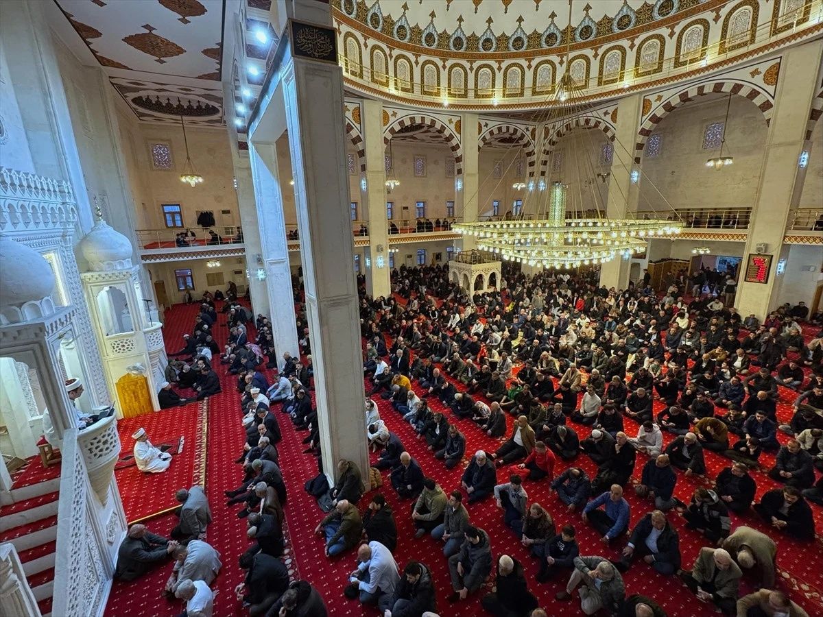 Ramazan Bayramı, Türkiye'nin her köşesinde coşkuyla karşılandı: Milyonlar camilerde buluştu... 6
