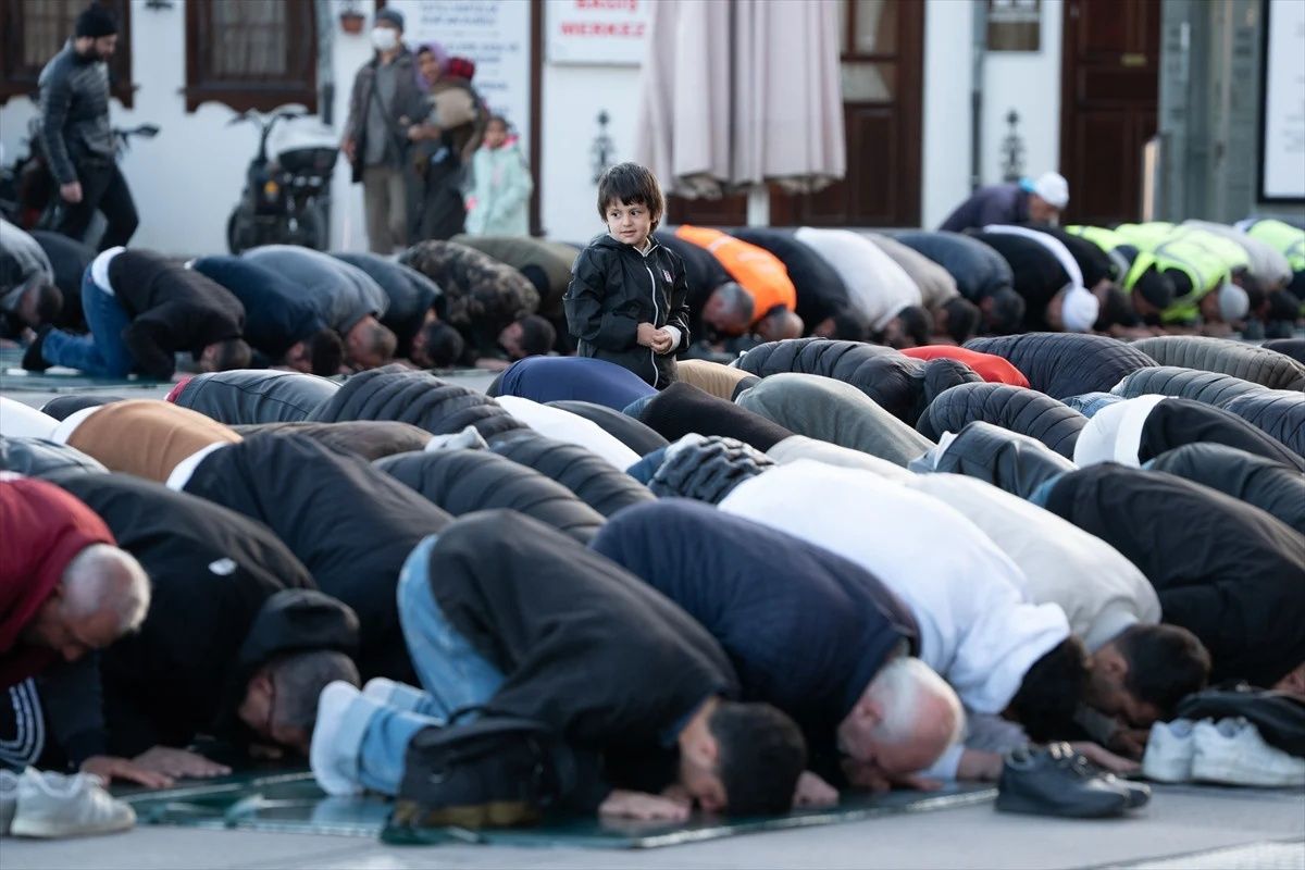 Ramazan Bayramı, Türkiye'nin her köşesinde coşkuyla karşılandı: Milyonlar camilerde buluştu... 8