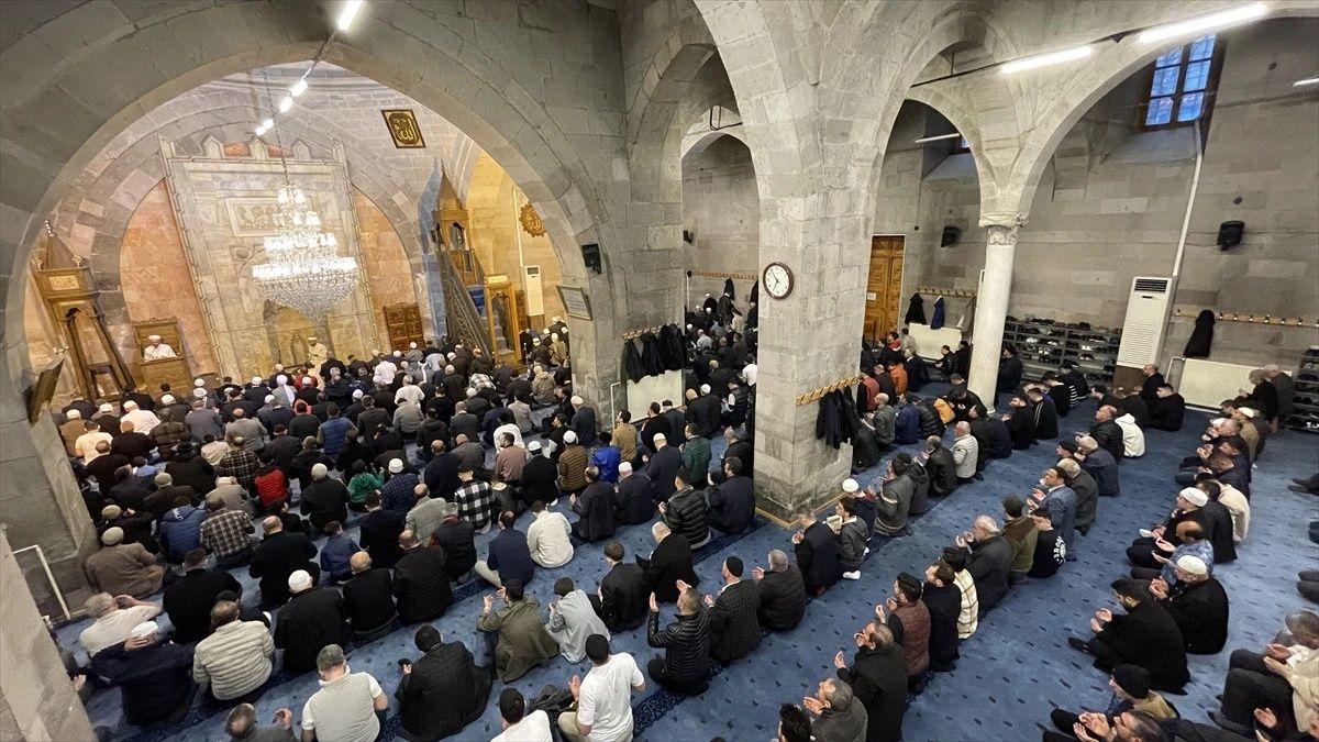 Ramazan Bayramı, Türkiye'nin her köşesinde coşkuyla karşılandı: Milyonlar camilerde buluştu... 21