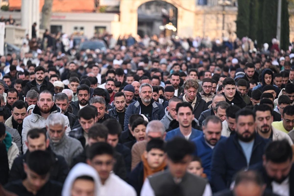 Ramazan Bayramı, Türkiye'nin her köşesinde coşkuyla karşılandı: Milyonlar camilerde buluştu... 2