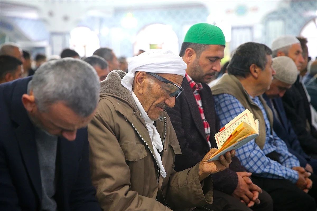 Ramazan Bayramı, Türkiye'nin her köşesinde coşkuyla karşılandı: Milyonlar camilerde buluştu... 10