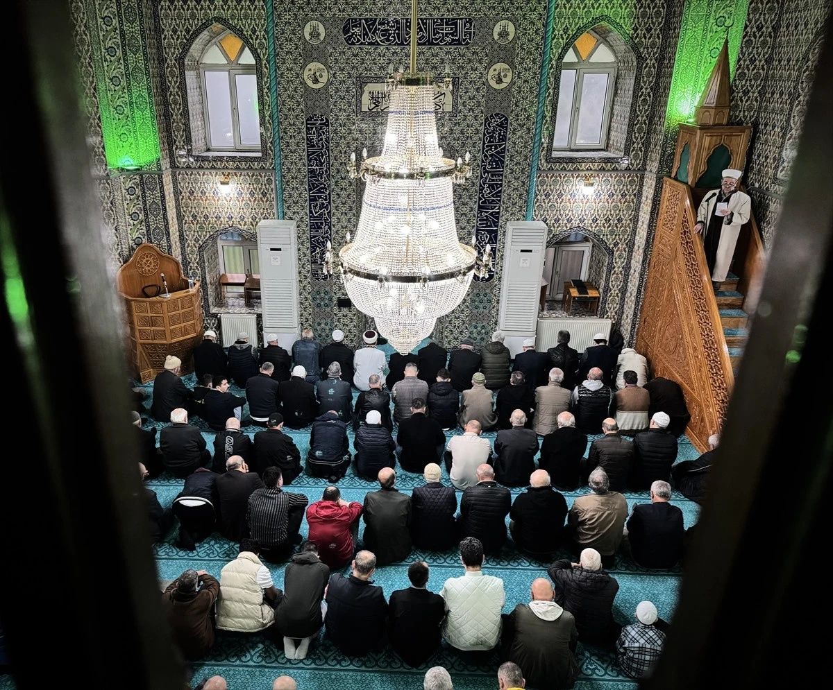 Ramazan Bayramı, Türkiye'nin her köşesinde coşkuyla karşılandı: Milyonlar camilerde buluştu... 17