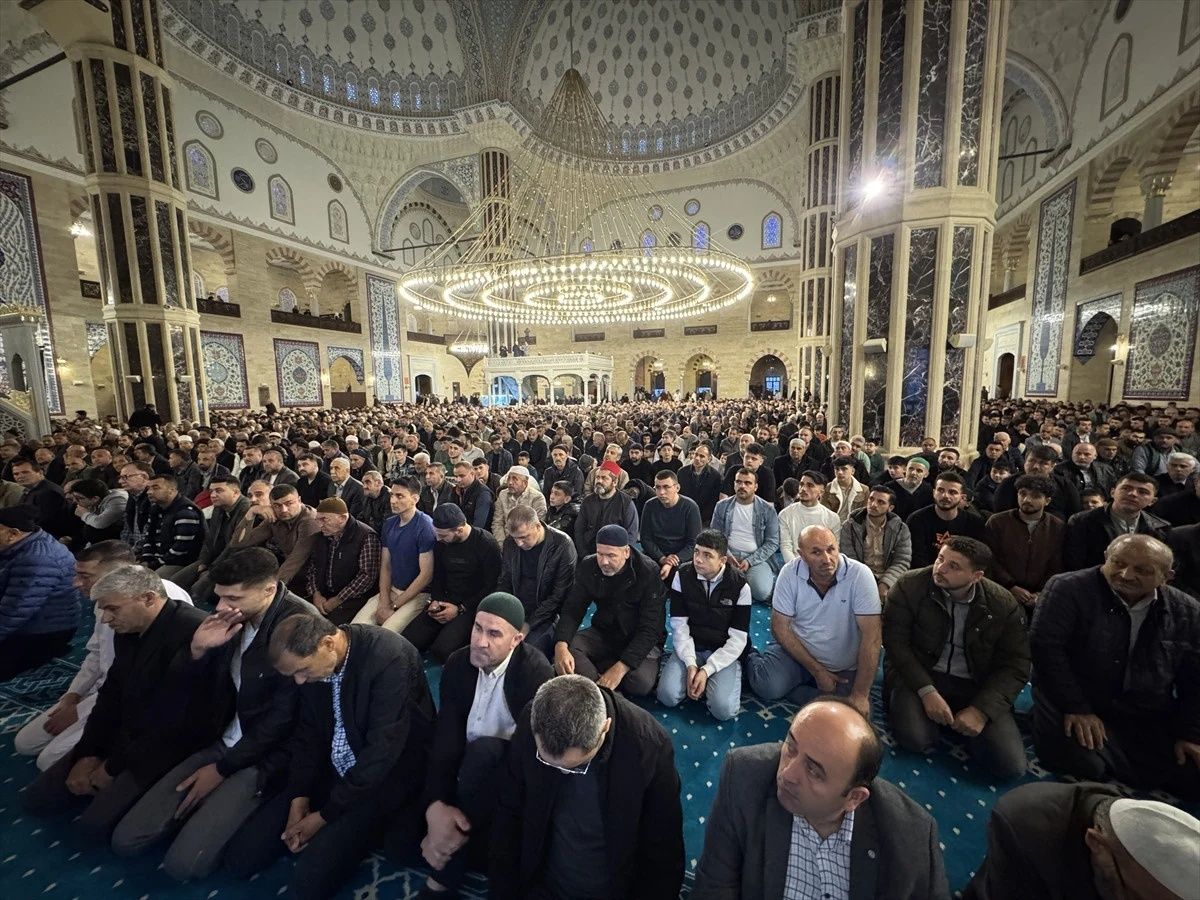 Ramazan Bayramı, Türkiye'nin her köşesinde coşkuyla karşılandı: Milyonlar camilerde buluştu... 22