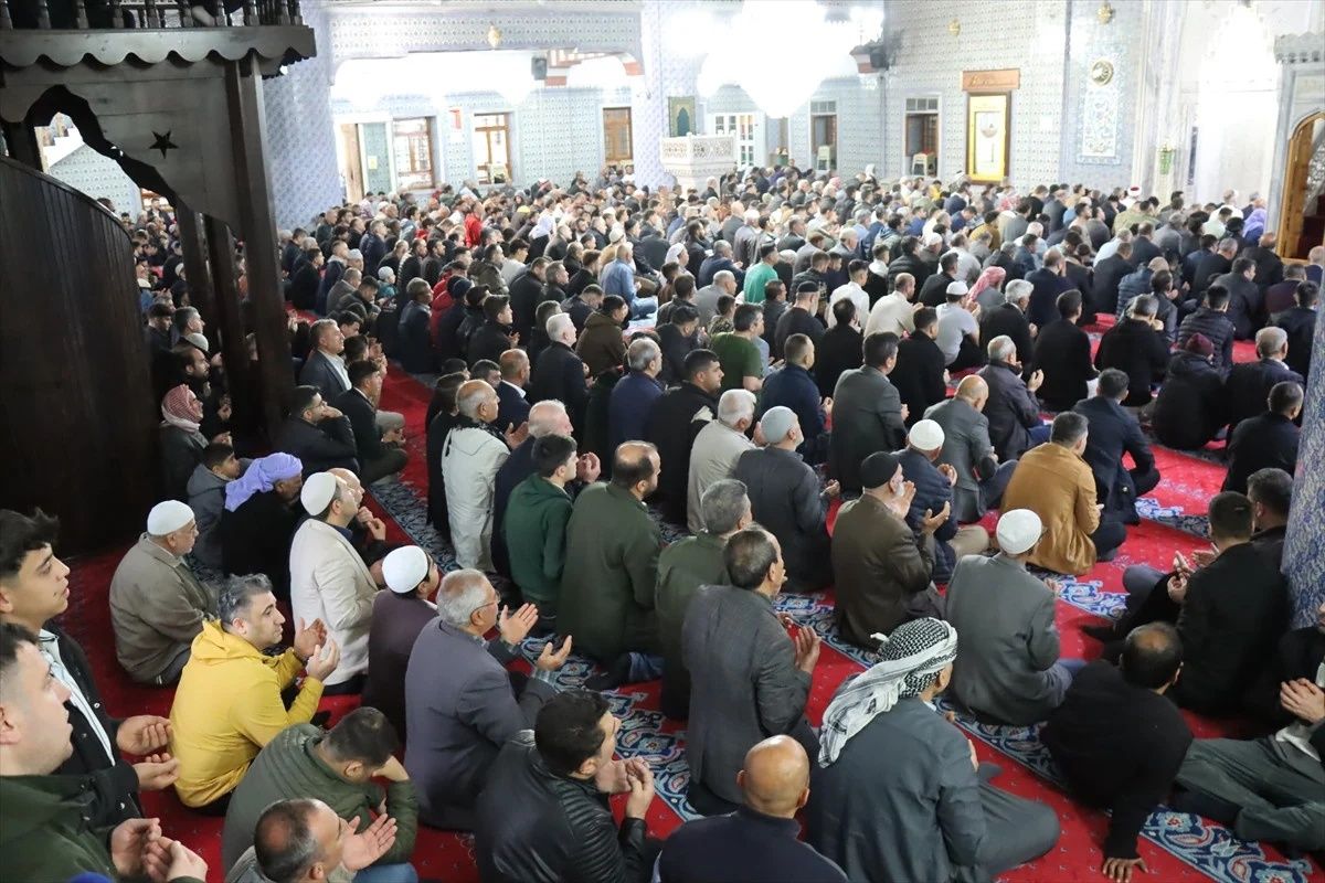 Ramazan Bayramı, Türkiye'nin her köşesinde coşkuyla karşılandı: Milyonlar camilerde buluştu... 23