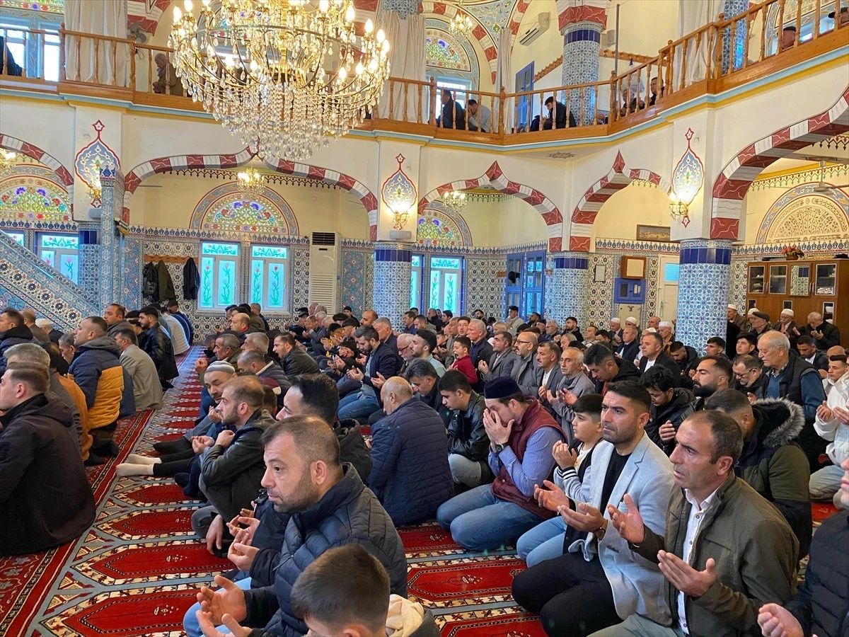 Ramazan Bayramı, Türkiye'nin her köşesinde coşkuyla karşılandı: Milyonlar camilerde buluştu... 7