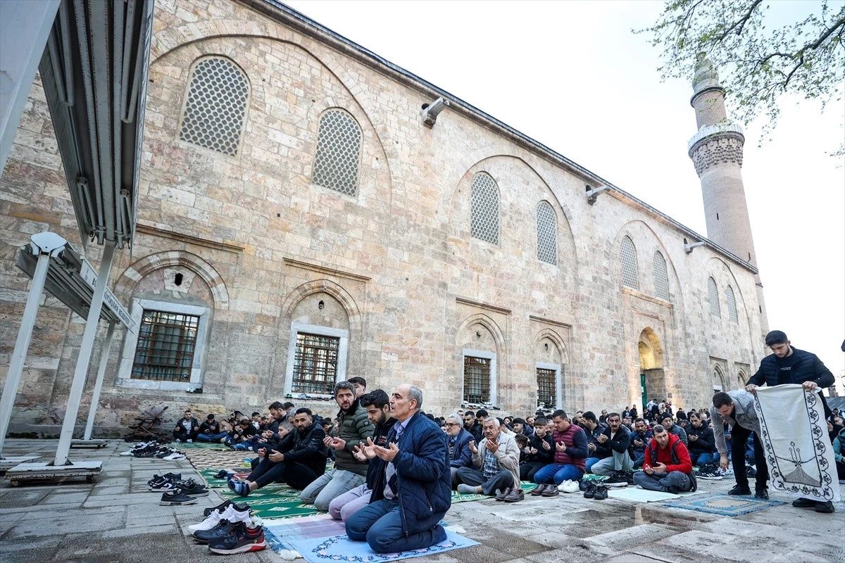 Ramazan Bayramı, Türkiye'nin her köşesinde coşkuyla karşılandı: Milyonlar camilerde buluştu... 5