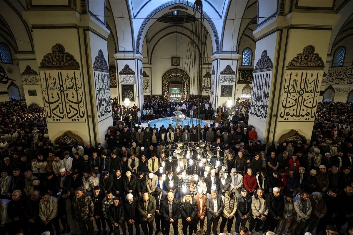 Ramazan Bayramı, Türkiye'nin her köşesinde coşkuyla karşılandı: Milyonlar camilerde buluştu... 14