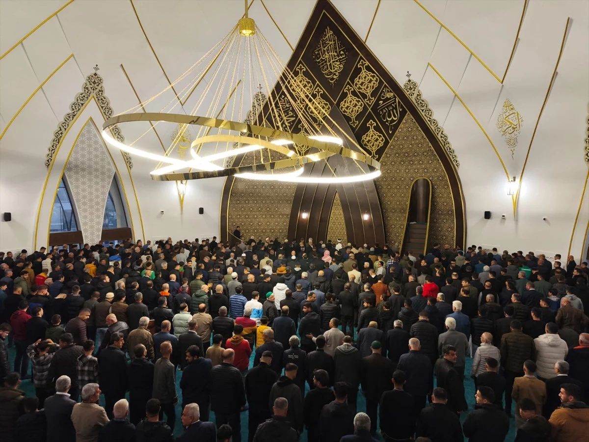 Ramazan Bayramı, Türkiye'nin her köşesinde coşkuyla karşılandı: Milyonlar camilerde buluştu... 18