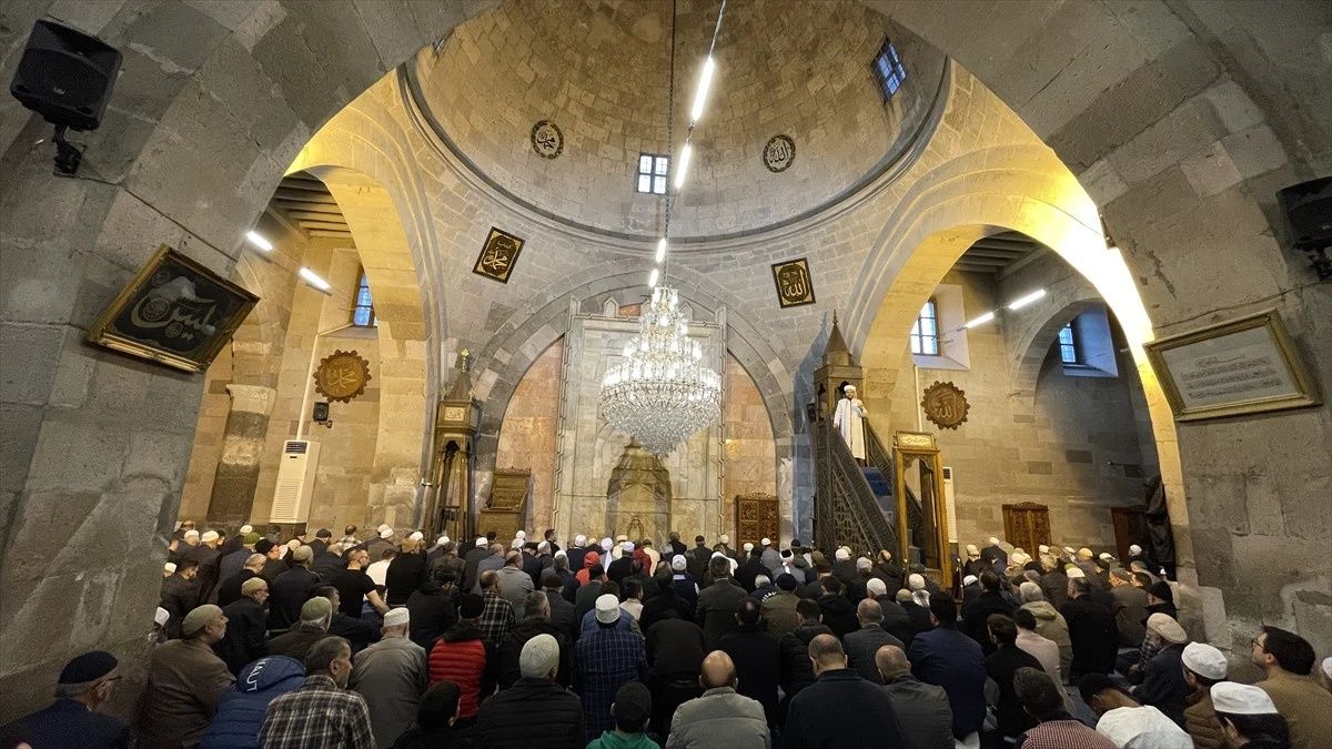 Ramazan Bayramı, Türkiye'nin her köşesinde coşkuyla karşılandı: Milyonlar camilerde buluştu... 20