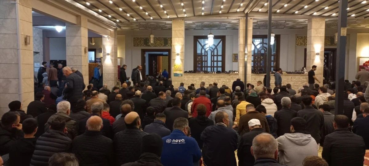 Ramazan Bayramı, Türkiye'nin her köşesinde coşkuyla karşılandı: Milyonlar camilerde buluştu... 15