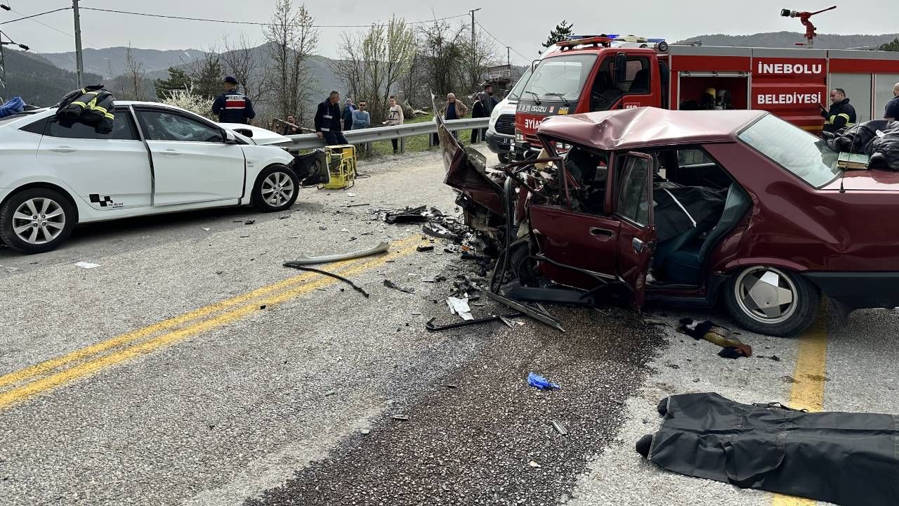 Kastamonu'u Küre'de Ramazan Bayramı'nın son günü feci kaza: 3 ölü, 2'si ağır 4 yaralı 9