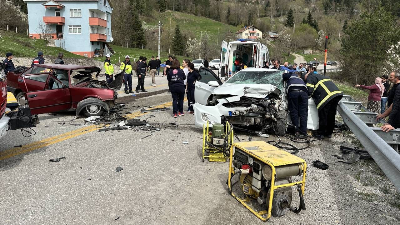Kastamonu'u Küre'de Ramazan Bayramı'nın son günü feci kaza: 3 ölü, 2'si ağır 4 yaralı 8