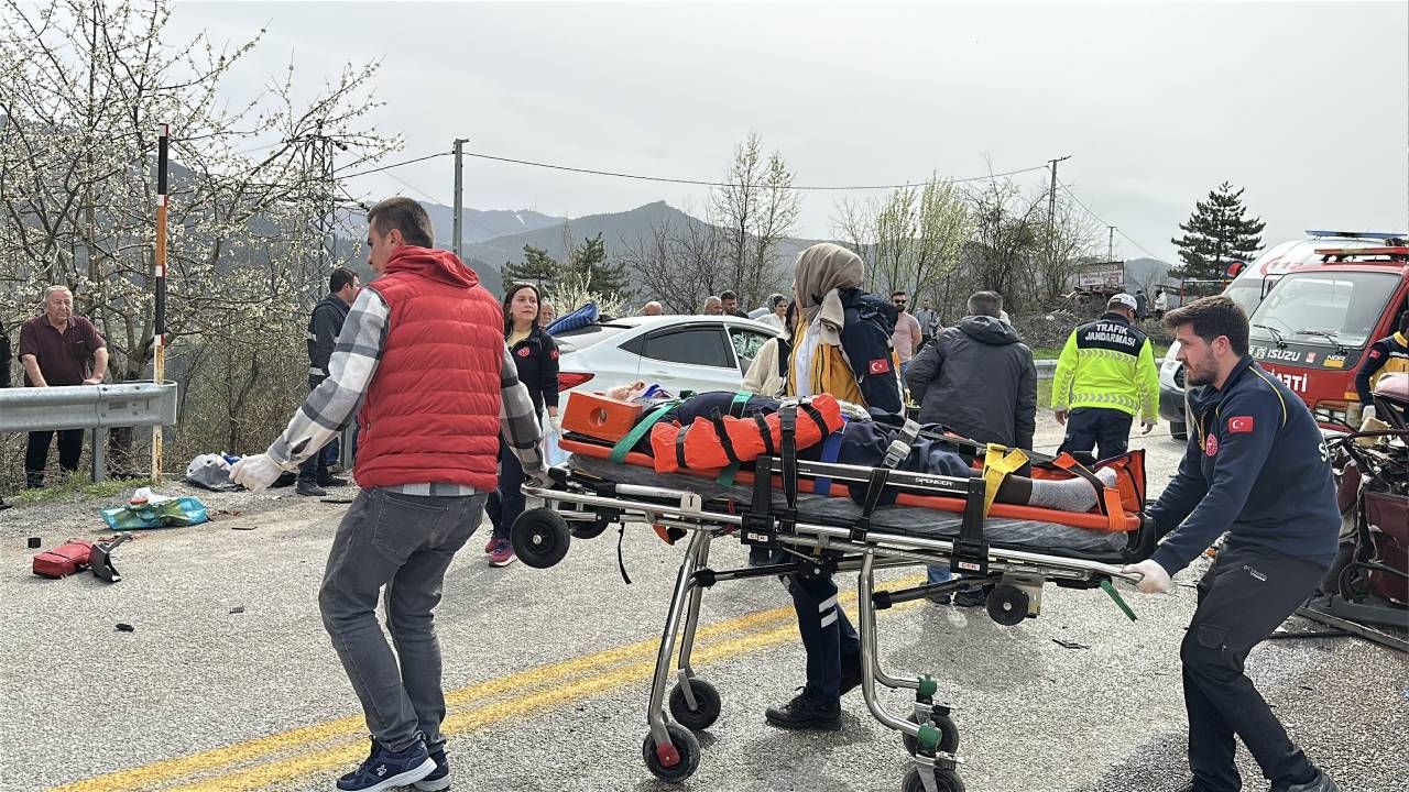Kastamonu'u Küre'de Ramazan Bayramı'nın son günü feci kaza: 3 ölü, 2'si ağır 4 yaralı 7