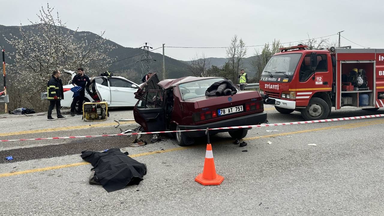 Kastamonu'u Küre'de Ramazan Bayramı'nın son günü feci kaza: 3 ölü, 2'si ağır 4 yaralı 1