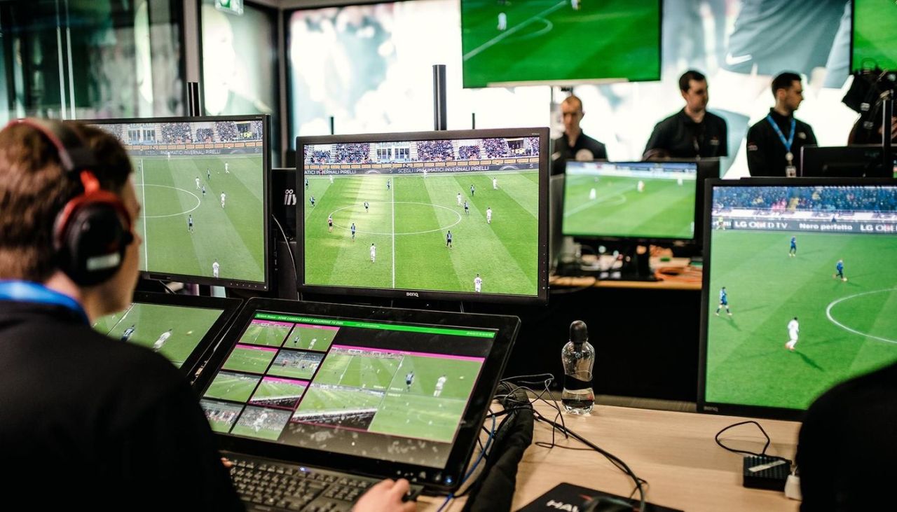 VAR'da görülmemiş skandal! Hakemler maç içinde canlı bahis oynarken yakalandı 4