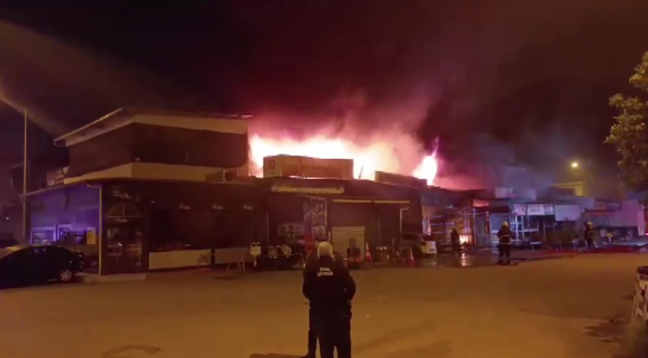 Adana'da iki arkadaş, borcunu ödemeyen esnafın iş yerini benzin döküp yaktı 4