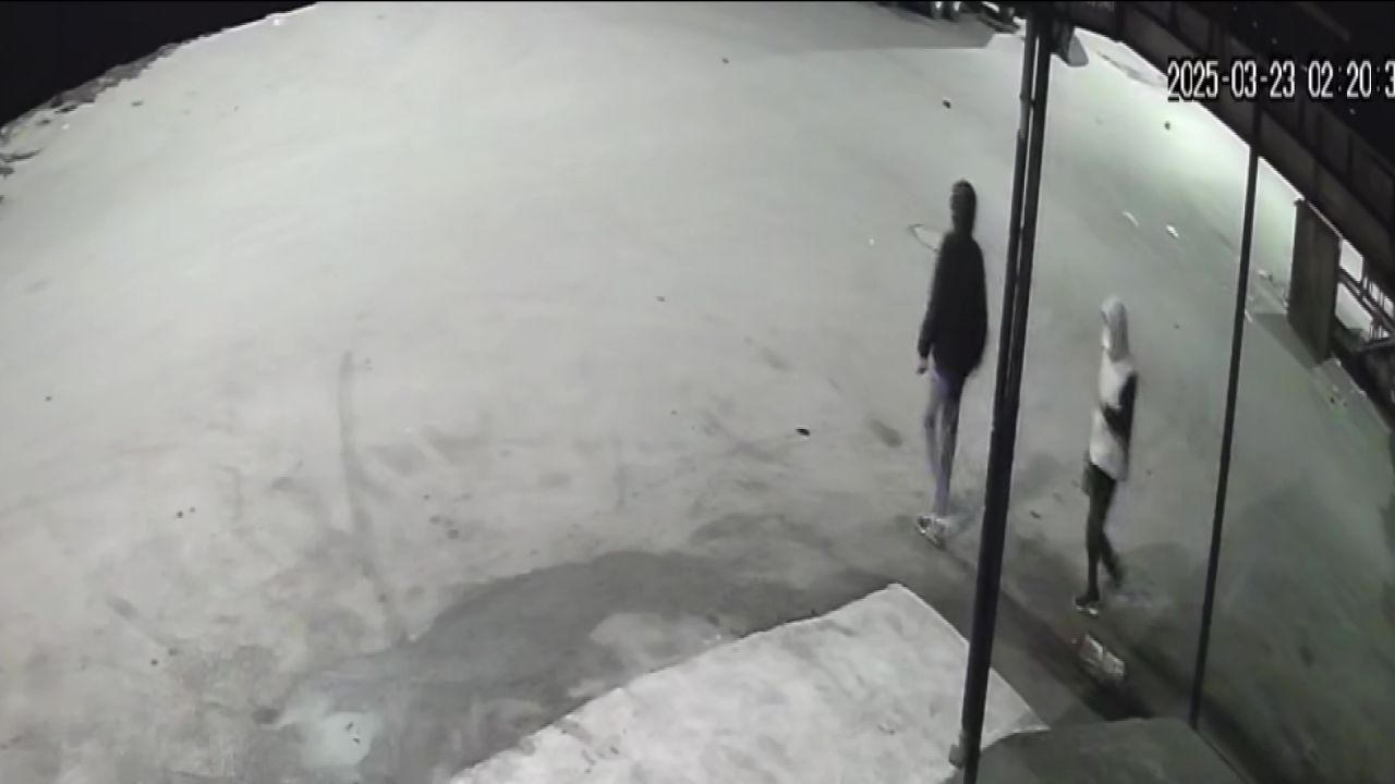 Adana'da iki arkadaş, borcunu ödemeyen esnafın iş yerini benzin döküp yaktı 2