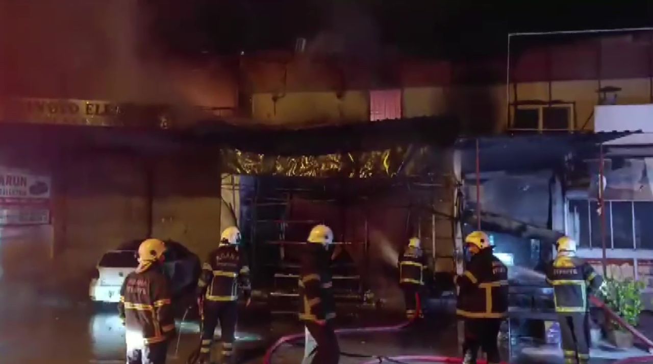 Adana'da iki arkadaş, borcunu ödemeyen esnafın iş yerini benzin döküp yaktı 1