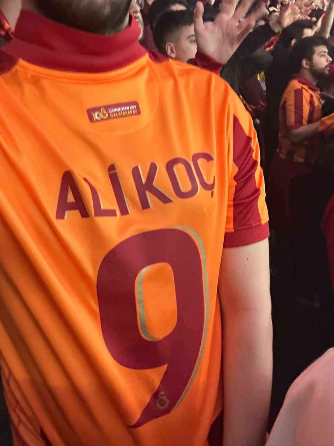 Galatasaray taraftarını ayağa kaldıran karar! Ali Koç yazılı formayı gösterdi, spor müsabakalarından men edildi 4