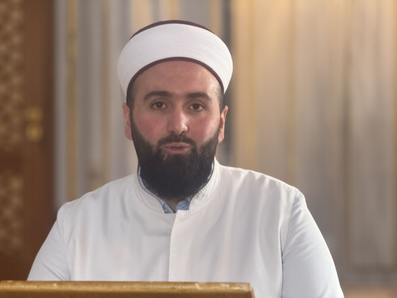 Almanya’da yetişen Türk imam Emre Şahin 3 dilde hutbe okuyor! 90 kişiyi İslam'a yönlendirdi... 5