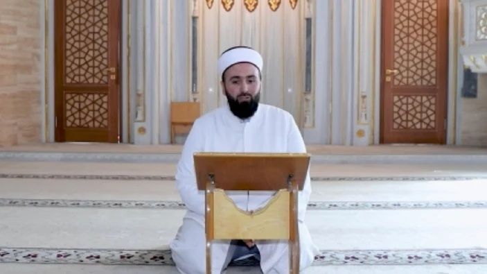 Almanya’da yetişen Türk imam Emre Şahin 3 dilde hutbe okuyor! 90 kişiyi İslam'a yönlendirdi... 2
