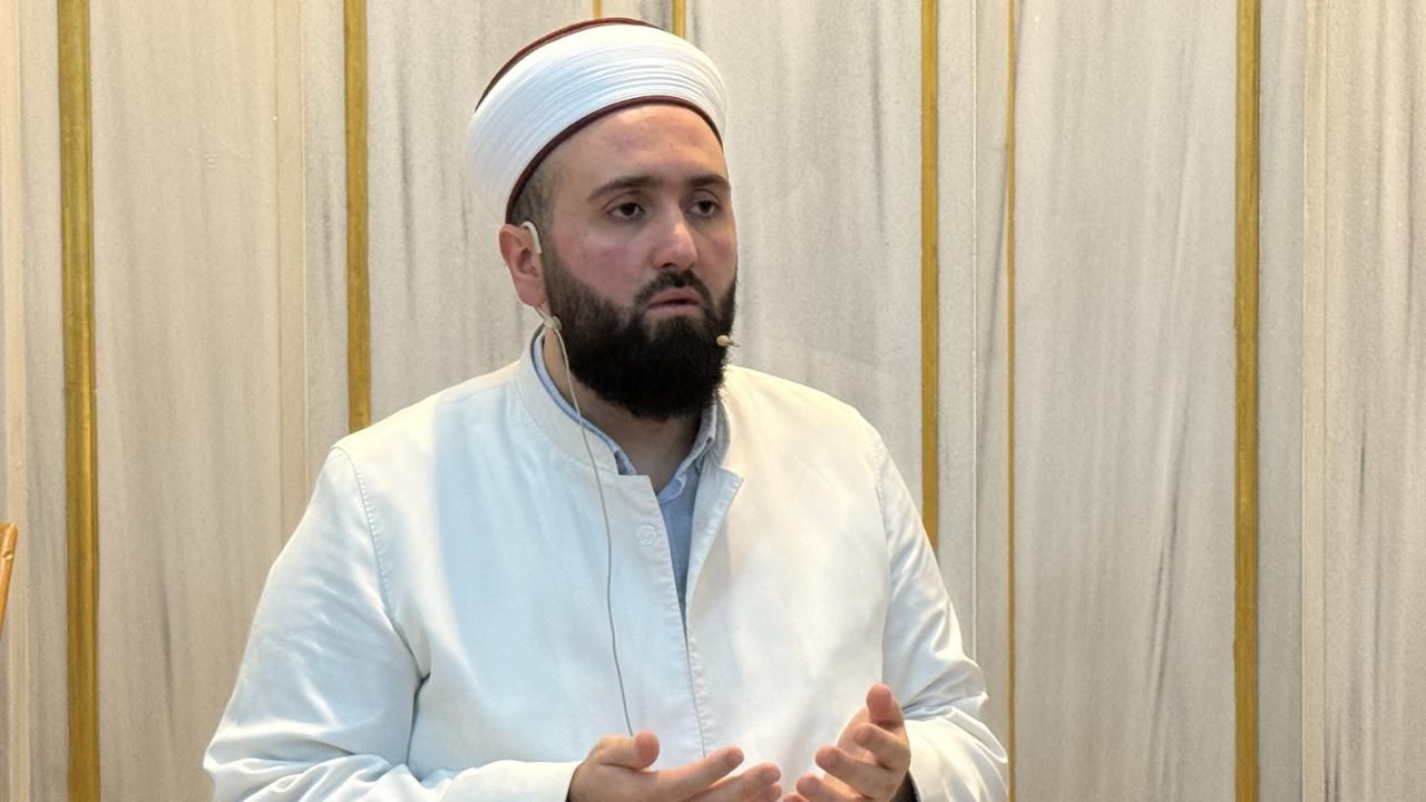 Almanya’da yetişen Türk imam Emre Şahin 3 dilde hutbe okuyor! 90 kişiyi İslam'a yönlendirdi... 3