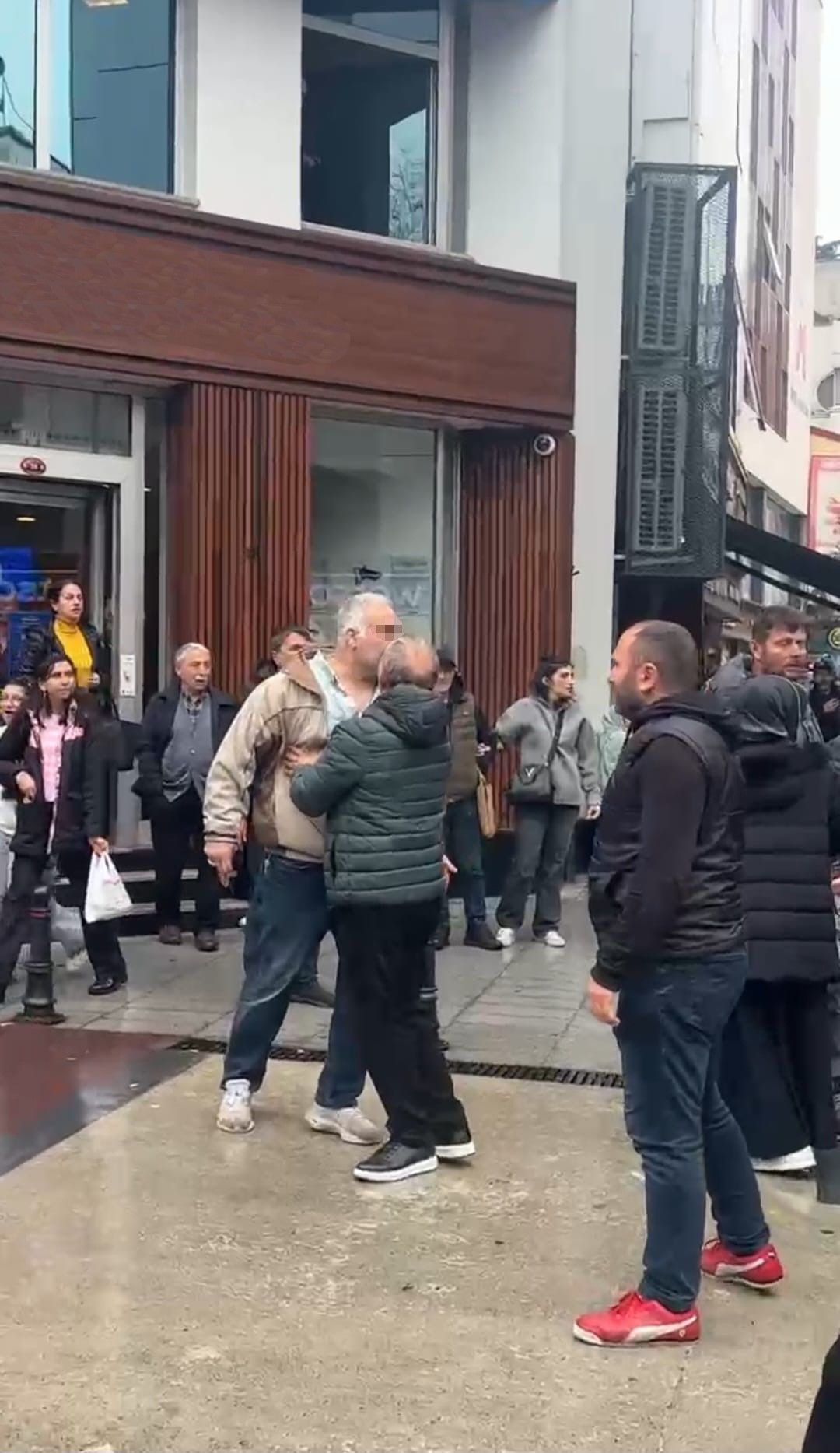 Trabzon'daki Ekrem İmamoğlu'na destek kampanyasında CHP üyesini bıçaklayan şahıs tutuklandı 1
