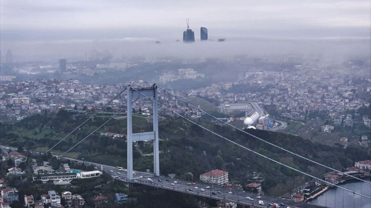 İstanbul sise teslim! Sabiha Gökçen’de uçuşlar durdu, şehir görünmez oldu 7