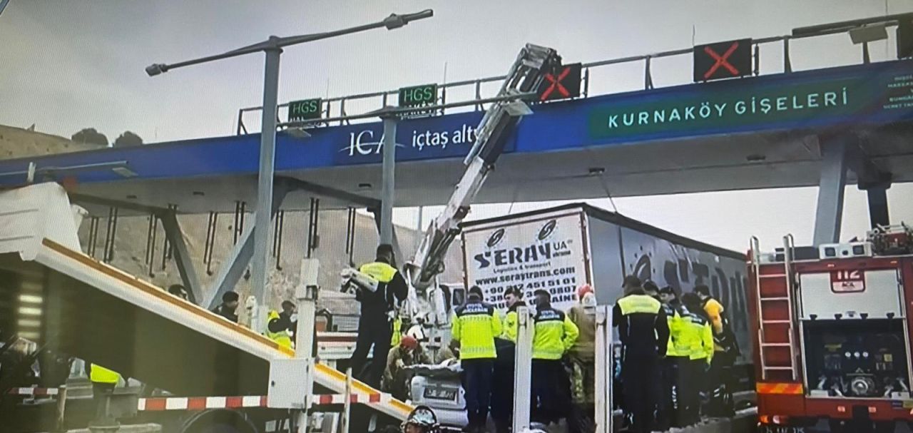 Pendik'teki ölümlü gişe kazası: 4'ü de öğretmendi, Umman'dan tatilden dönmüşlerdi 2