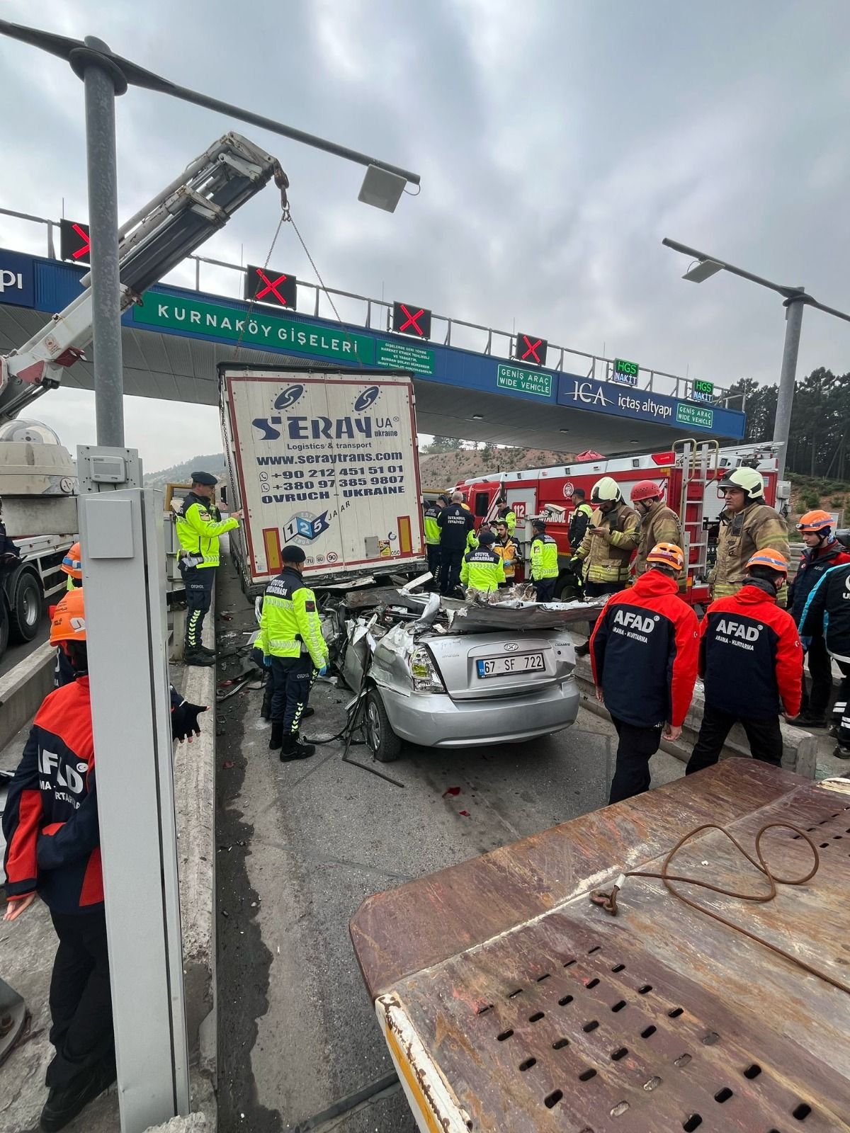 Pendik'teki ölümlü gişe kazası: 4'ü de öğretmendi, Umman'dan tatilden dönmüşlerdi 3