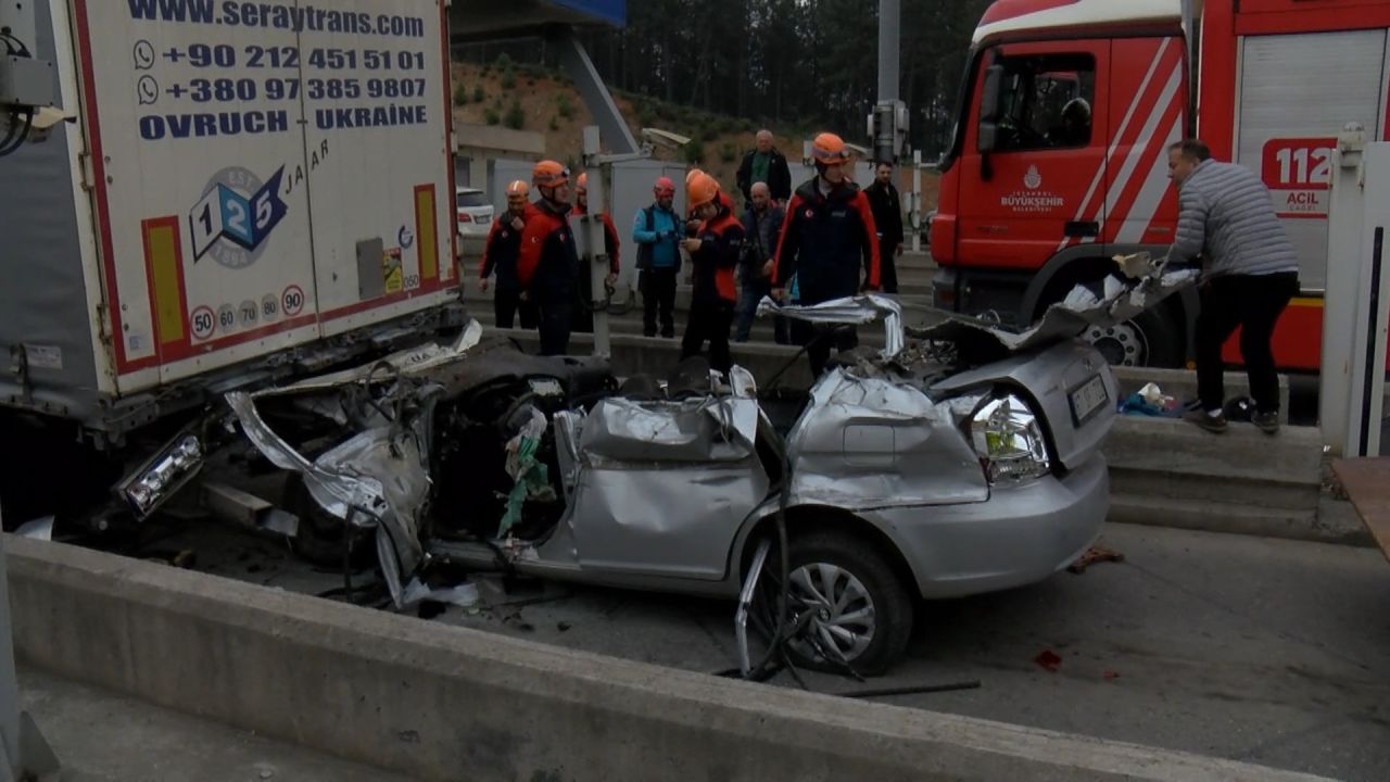 Pendik'teki ölümlü gişe kazası: 4'ü de öğretmendi, Umman'dan tatilden dönmüşlerdi 1