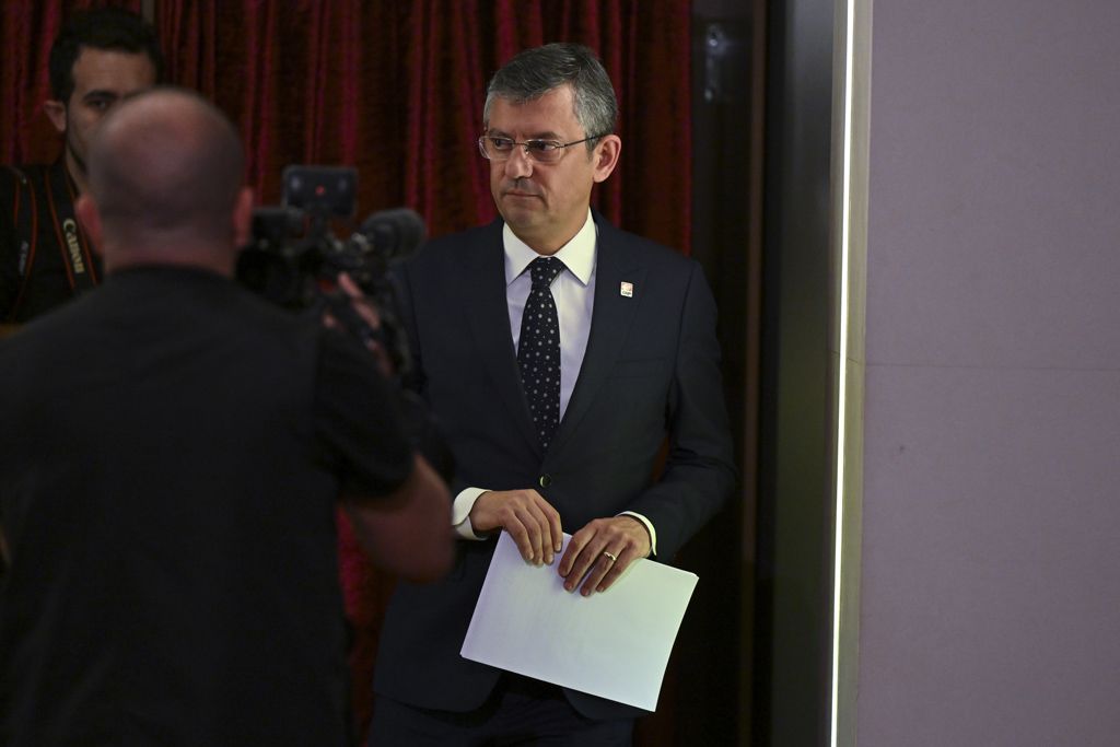 CHP'de olağanüstü kurultay günü! Üçlü düello: Özgür Özel, Ümit Uysal ve Berhan Şimşek genel başkanlık için yarışacak... 4