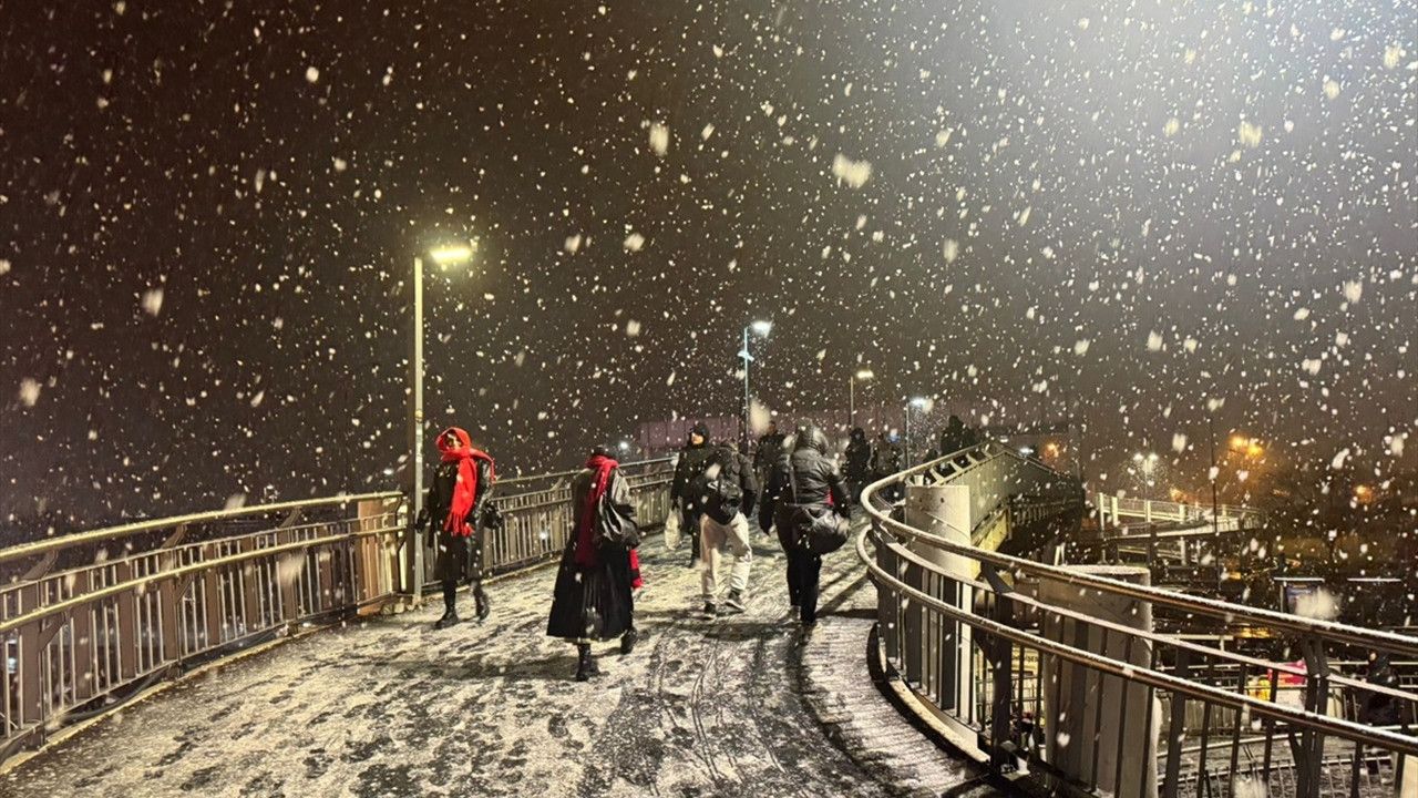 İstanbul'a yeniden kar yağışı geliyor! Sıcaklık sıfırın altına düşecek... Valilik gün vererek uyardı! 1